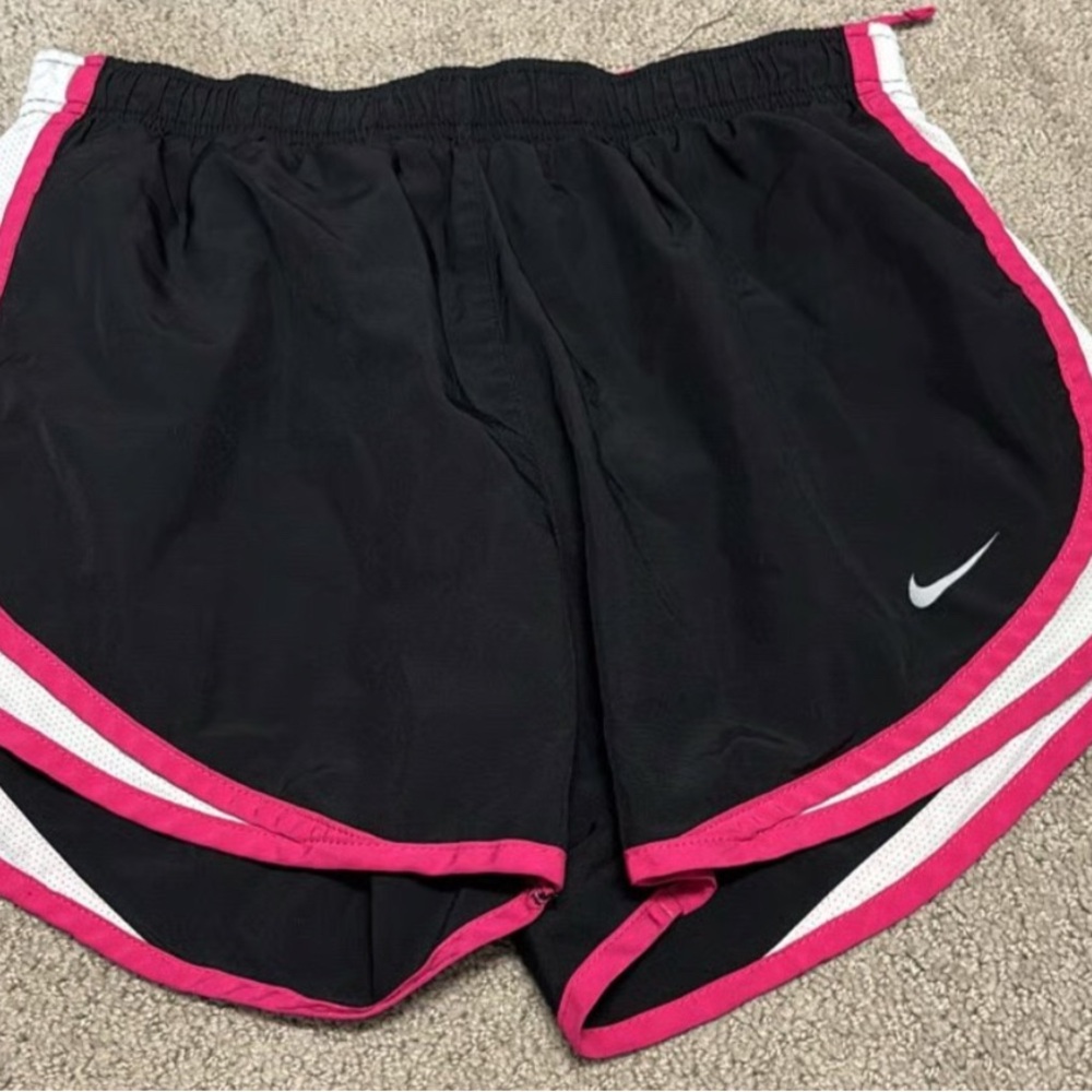 Pre-Loved Nike Women's Black Shorts with Pink Trim